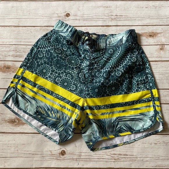 🆕Billabong Beach Shorts Green & Yellow - Picture 1 of 4